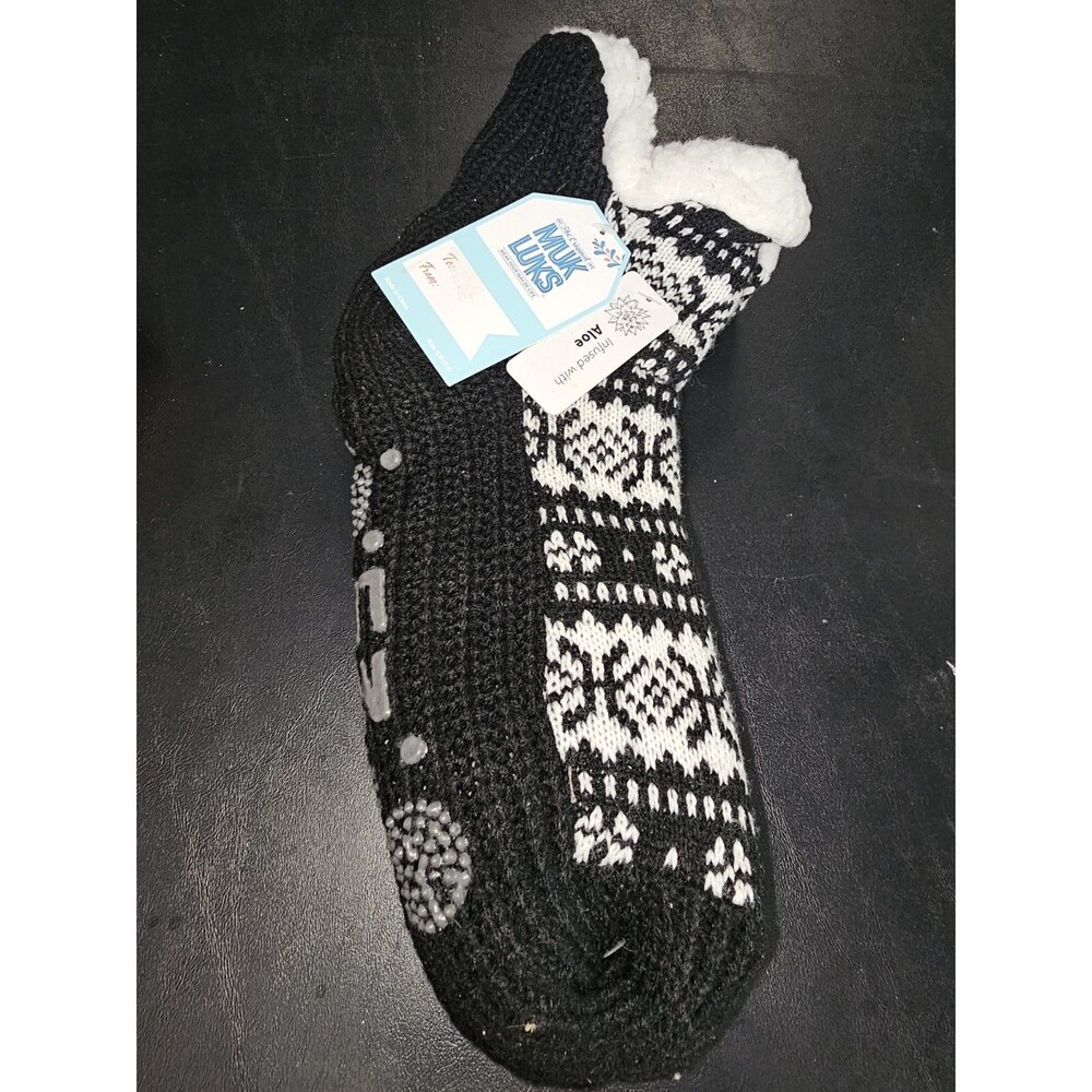 Black White MUK LUKS sz S/M  6-8 Snowflakes W Aloe Infused